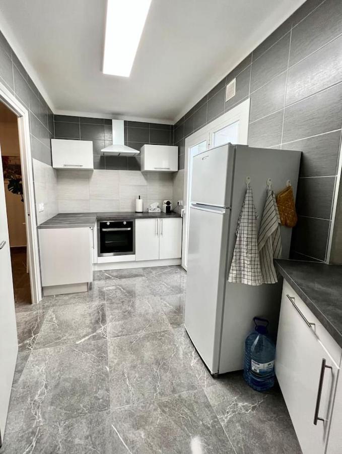 Amplio Apartamento Tranquilo Cerca De La Playa روساس المظهر الخارجي الصورة