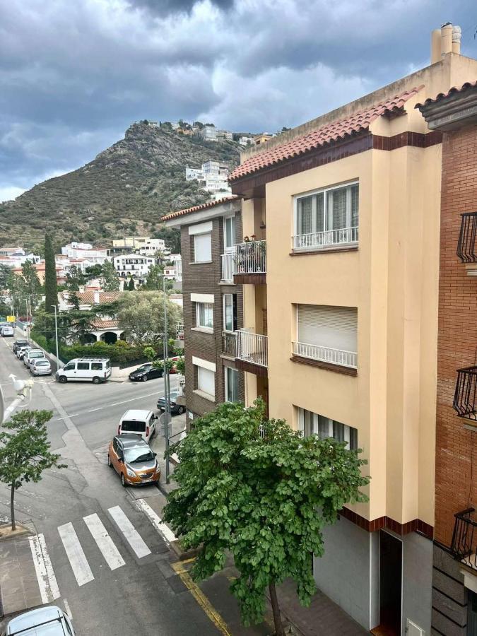 Amplio Apartamento Tranquilo Cerca De La Playa روساس المظهر الخارجي الصورة
